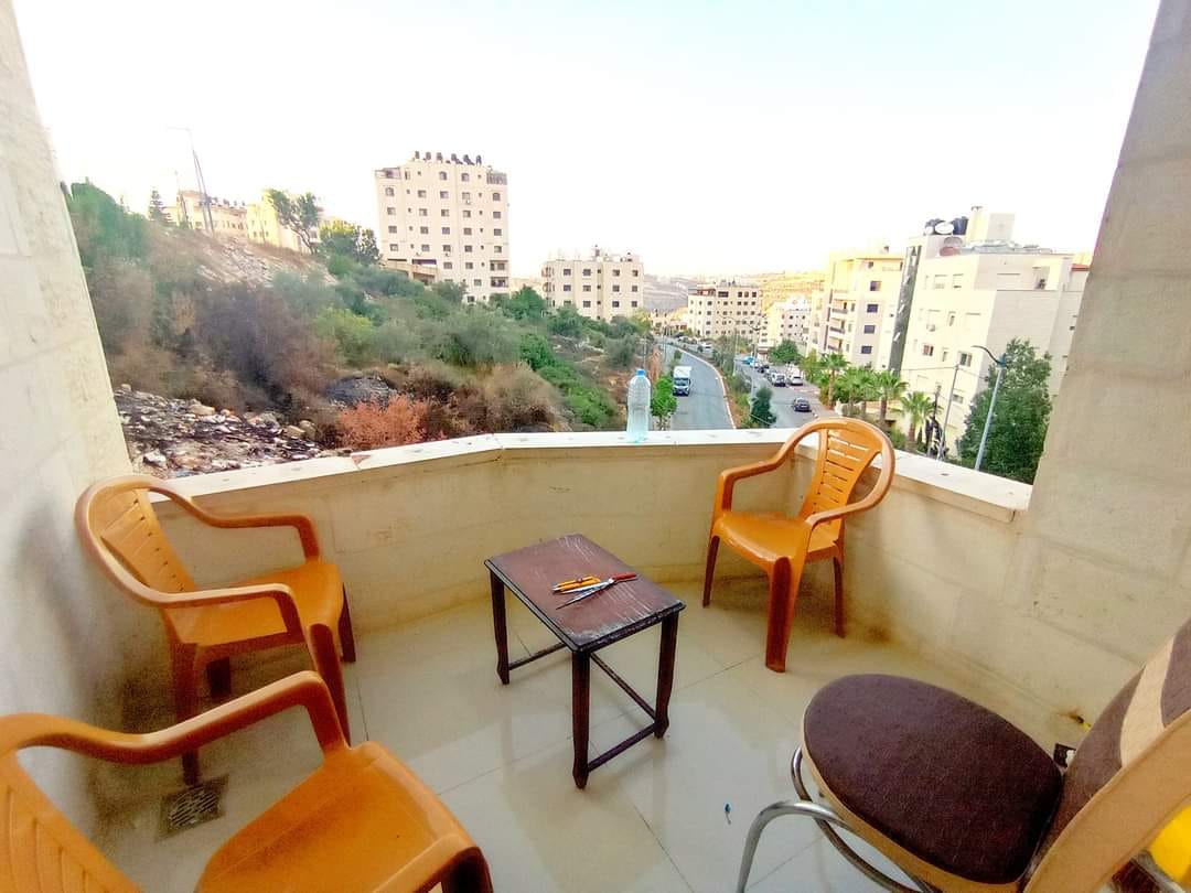 شقة معفشة بالكامل بجانب معهد المعلمين