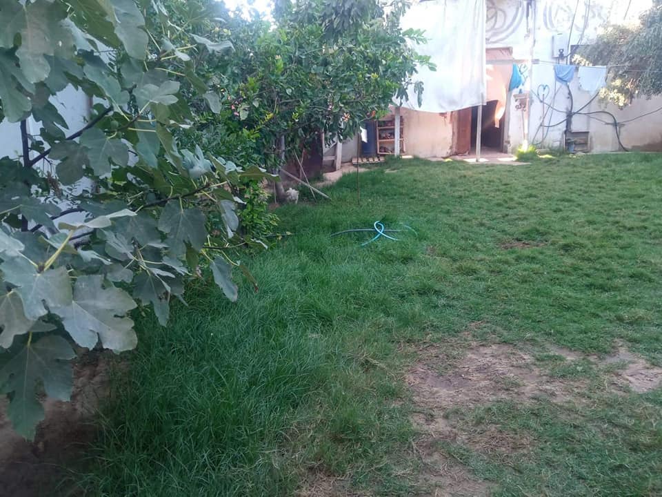 قطعة أرض مبني عليها منزل
