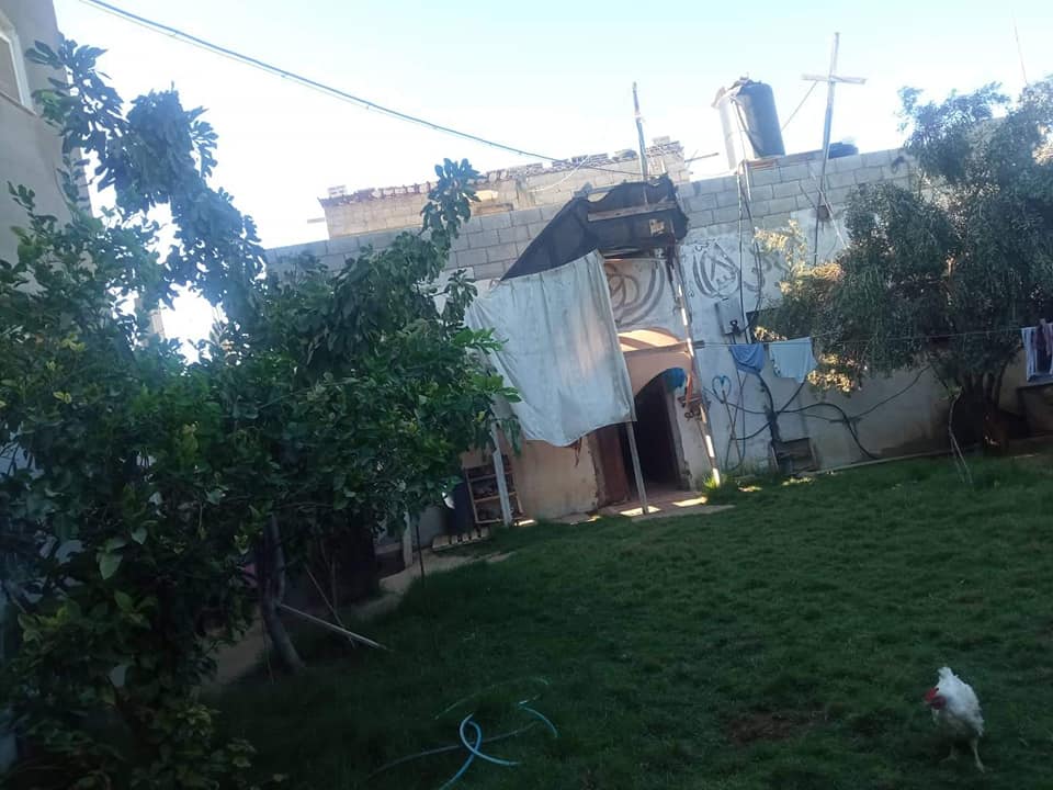 قطعة أرض مبني عليها منزل