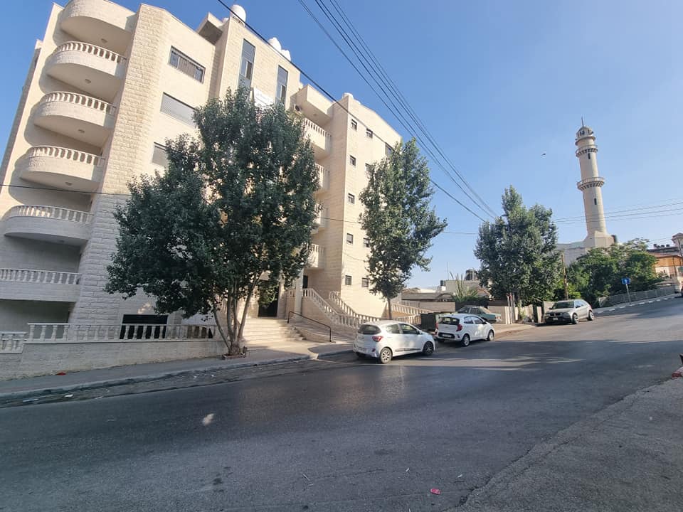 شقة جديدة للبيع بجانب جامع عين منجد 