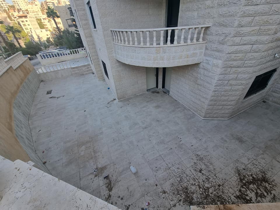 شقة أرضية مع مدخل خاص للبيع بجانب مسجد عين منجد
