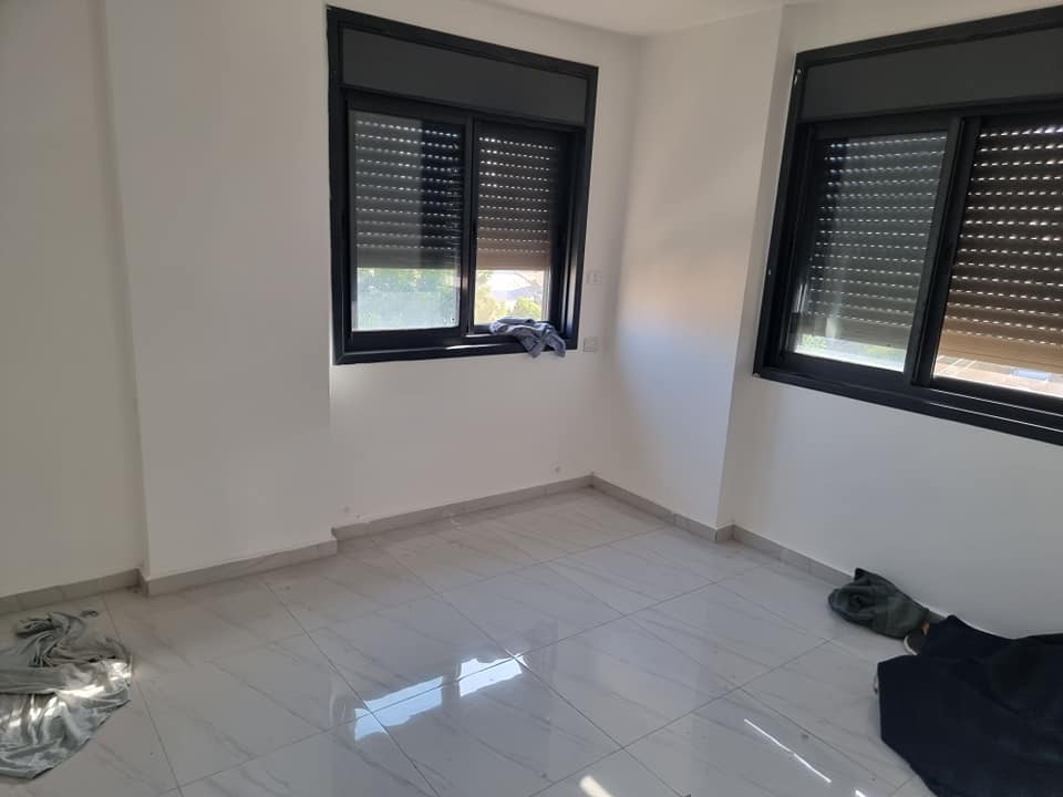 شقة جديدة للبيع بجانب جامع عين منجد 