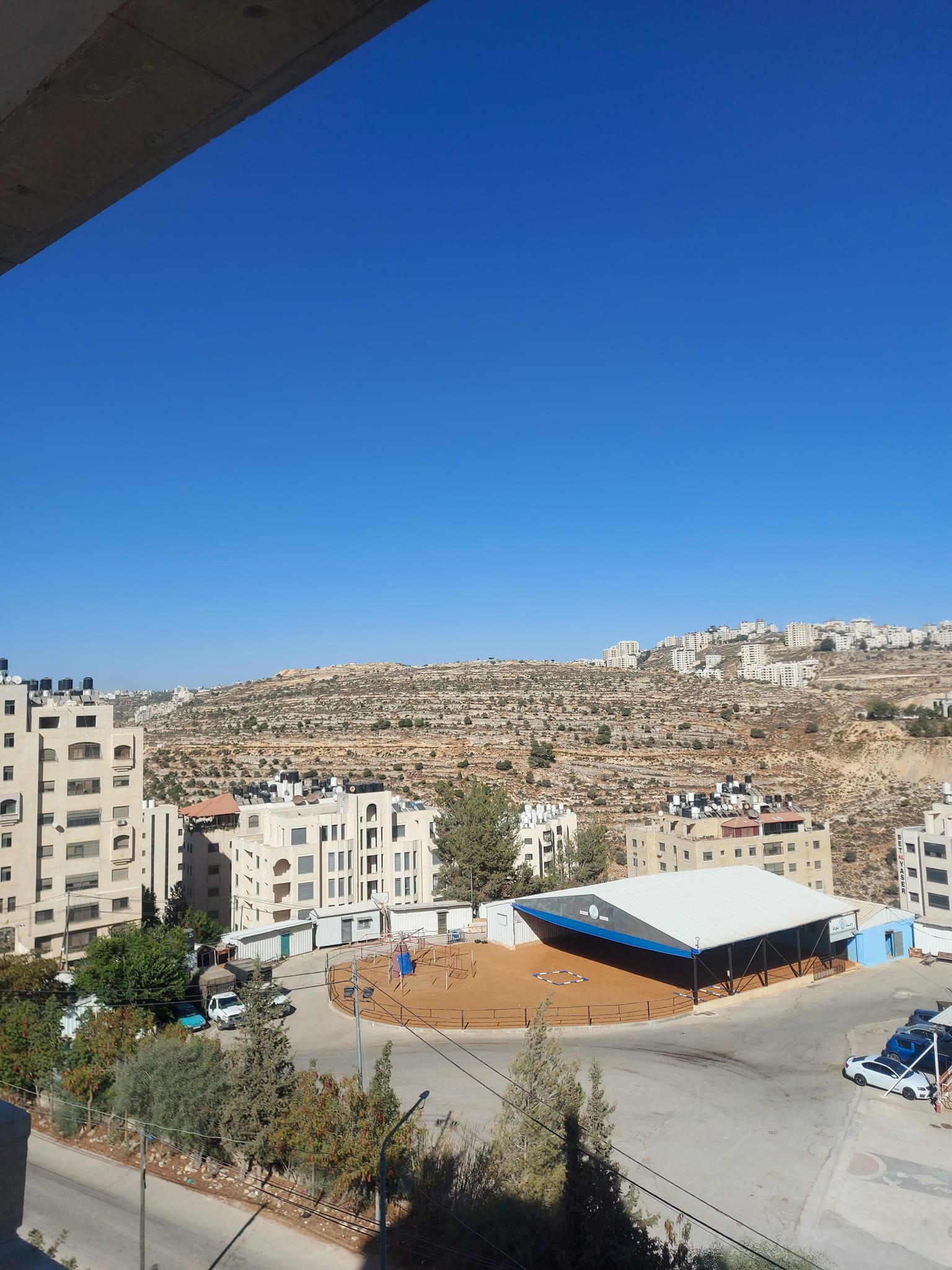 شقة جديدة للبيع في عمارة حديثة الإنشاء