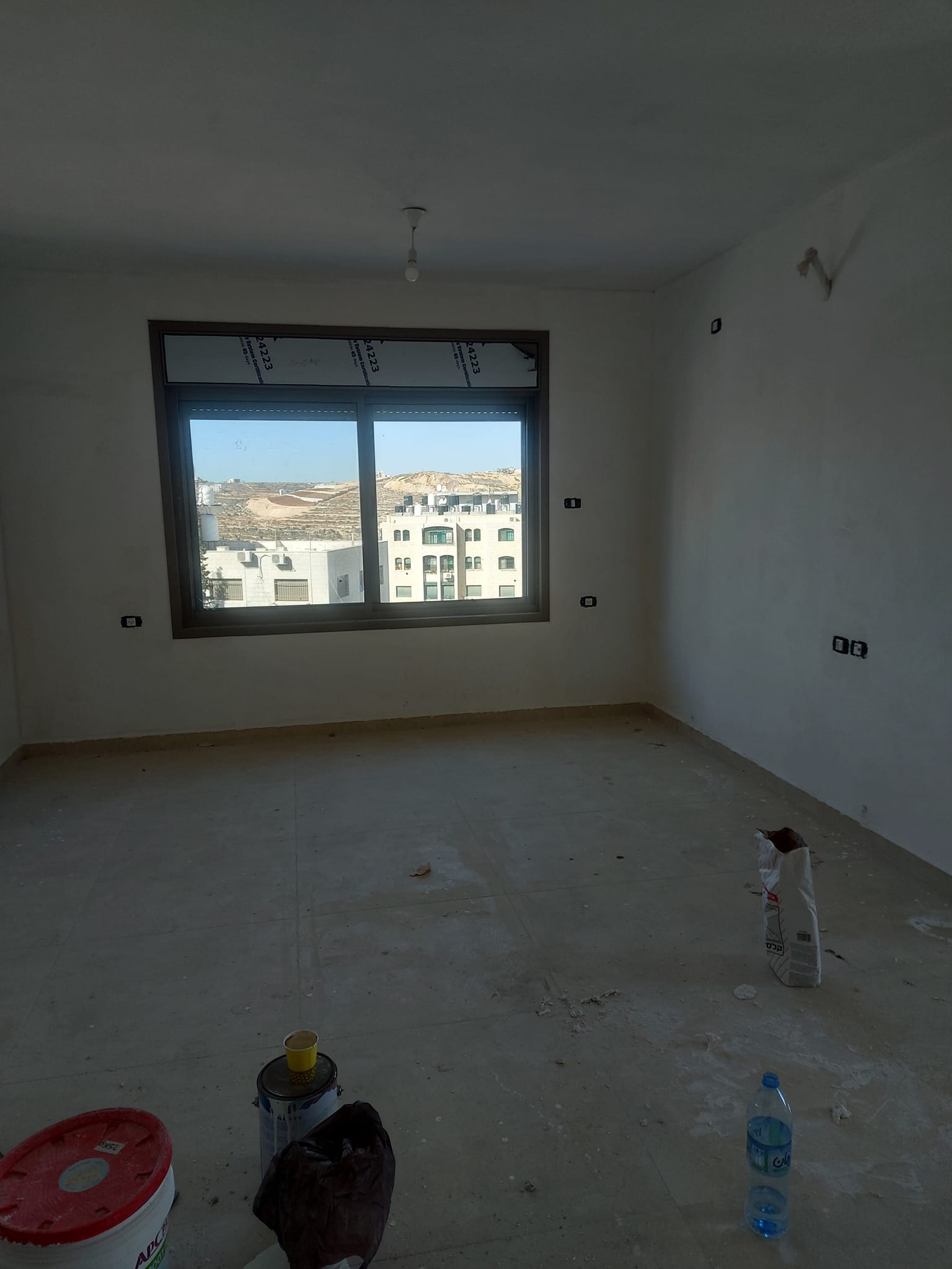 شقة جديدة للبيع في عمارة حديثة الإنشاء