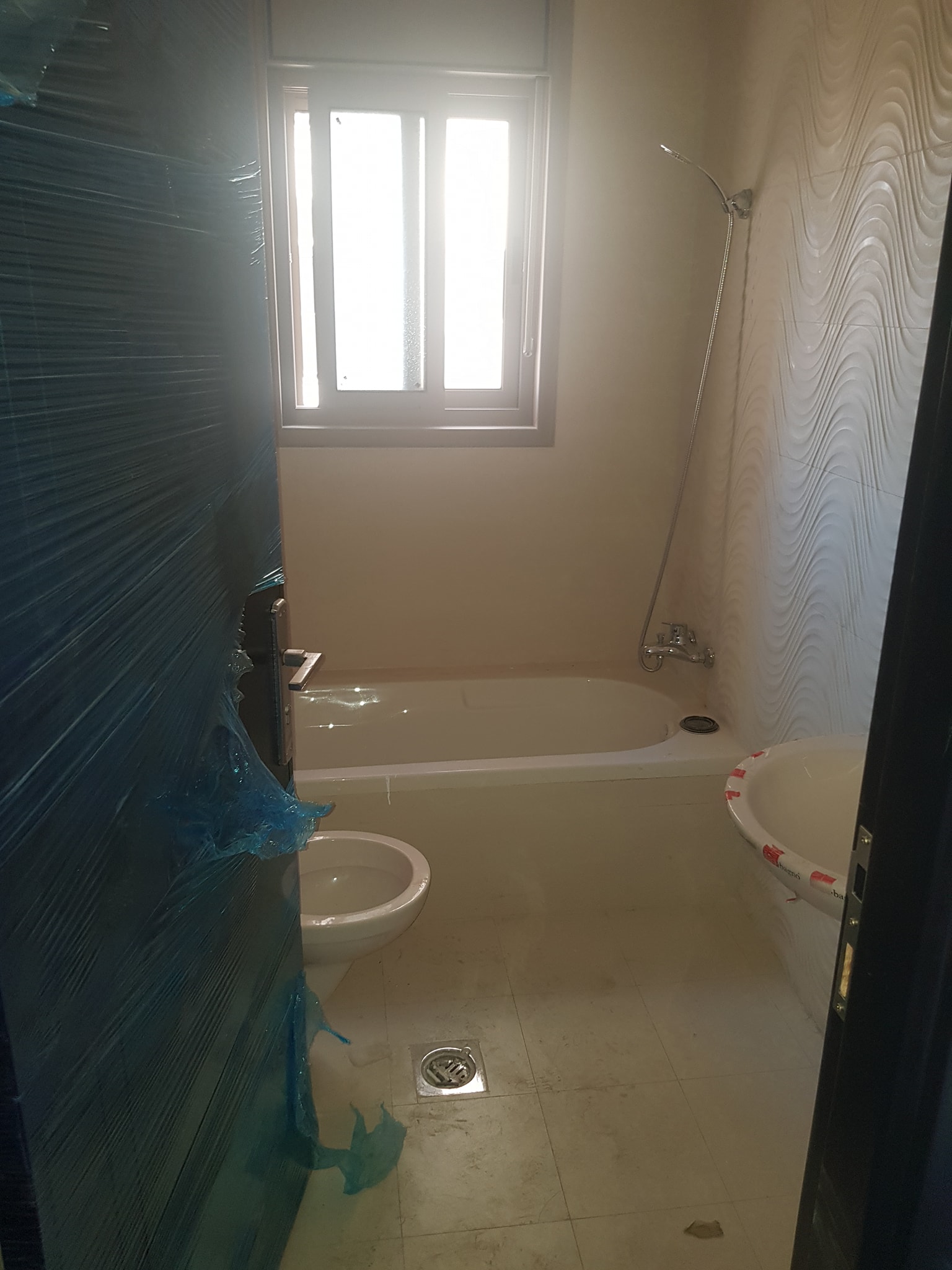  شقة جديدة للبيع خلف البزار مول 