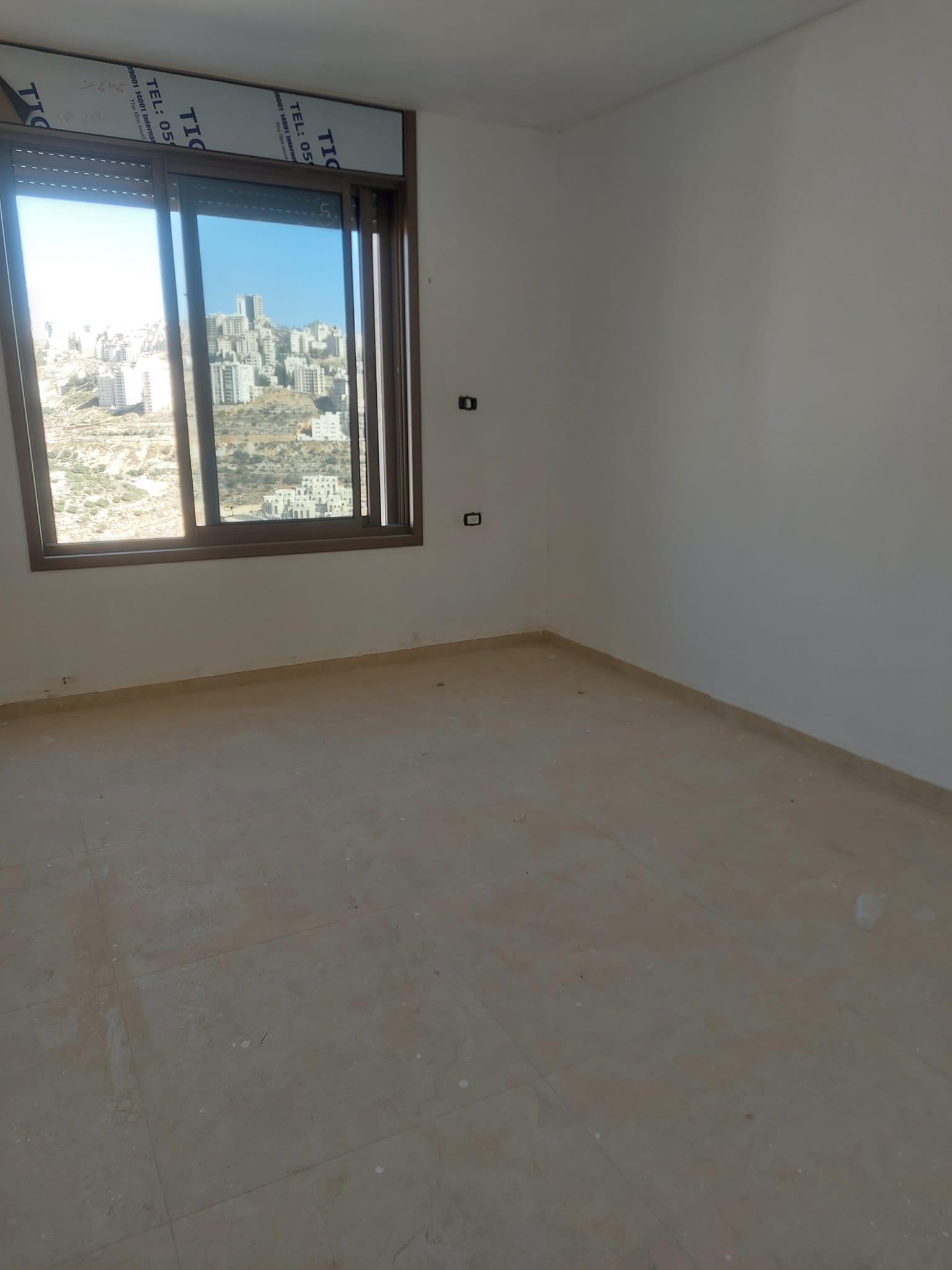 شقة جديدة للبيع في عمارة حديثة الإنشاء