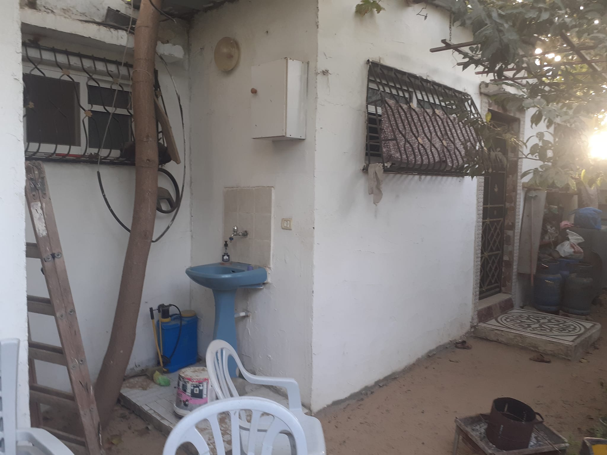 دار مع أرض للبيع بجوار أبراج الندى