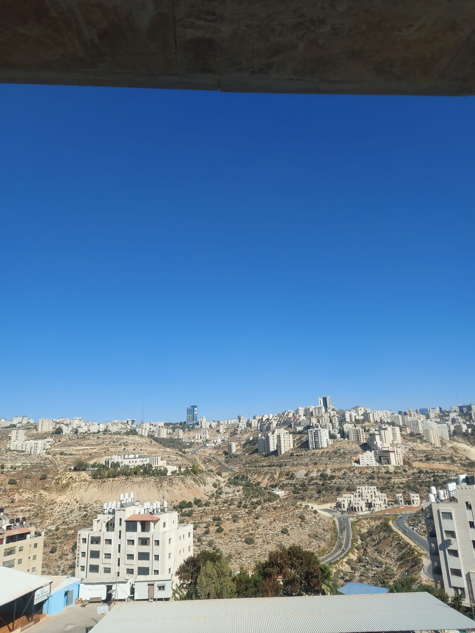 شقة جديدة للبيع في عمارة حديثة الإنشاء