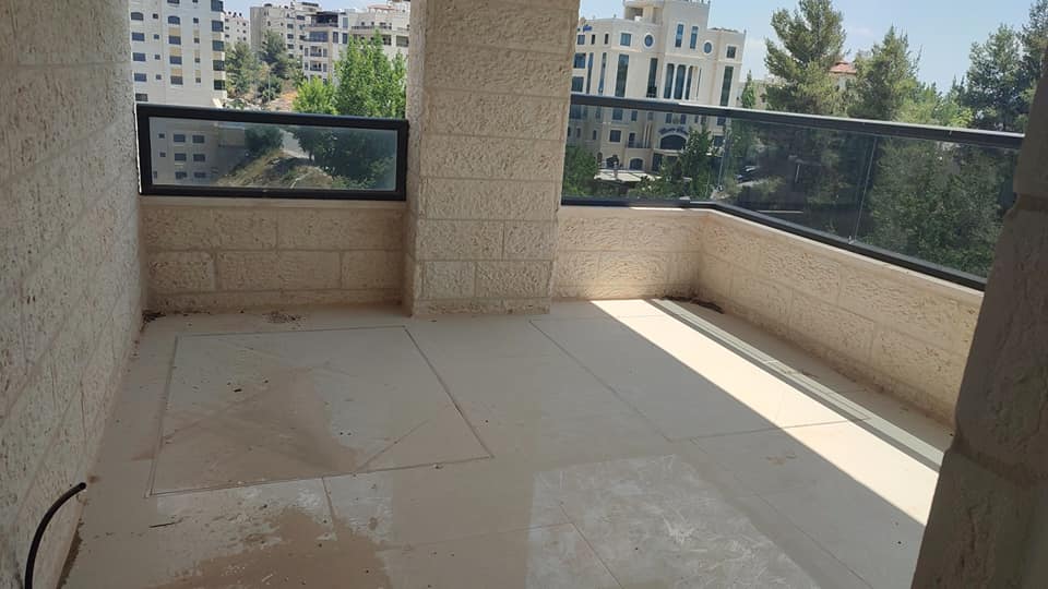 شقه للبيع في موقع مميز ومطل