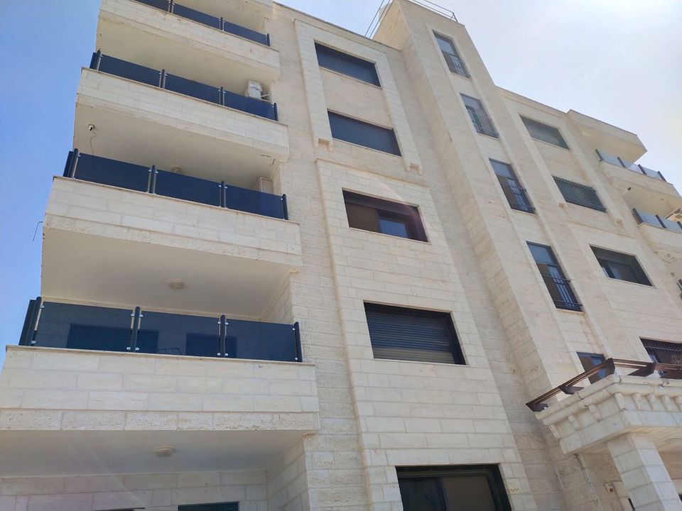 شقة للبيع في عمارة جديدة