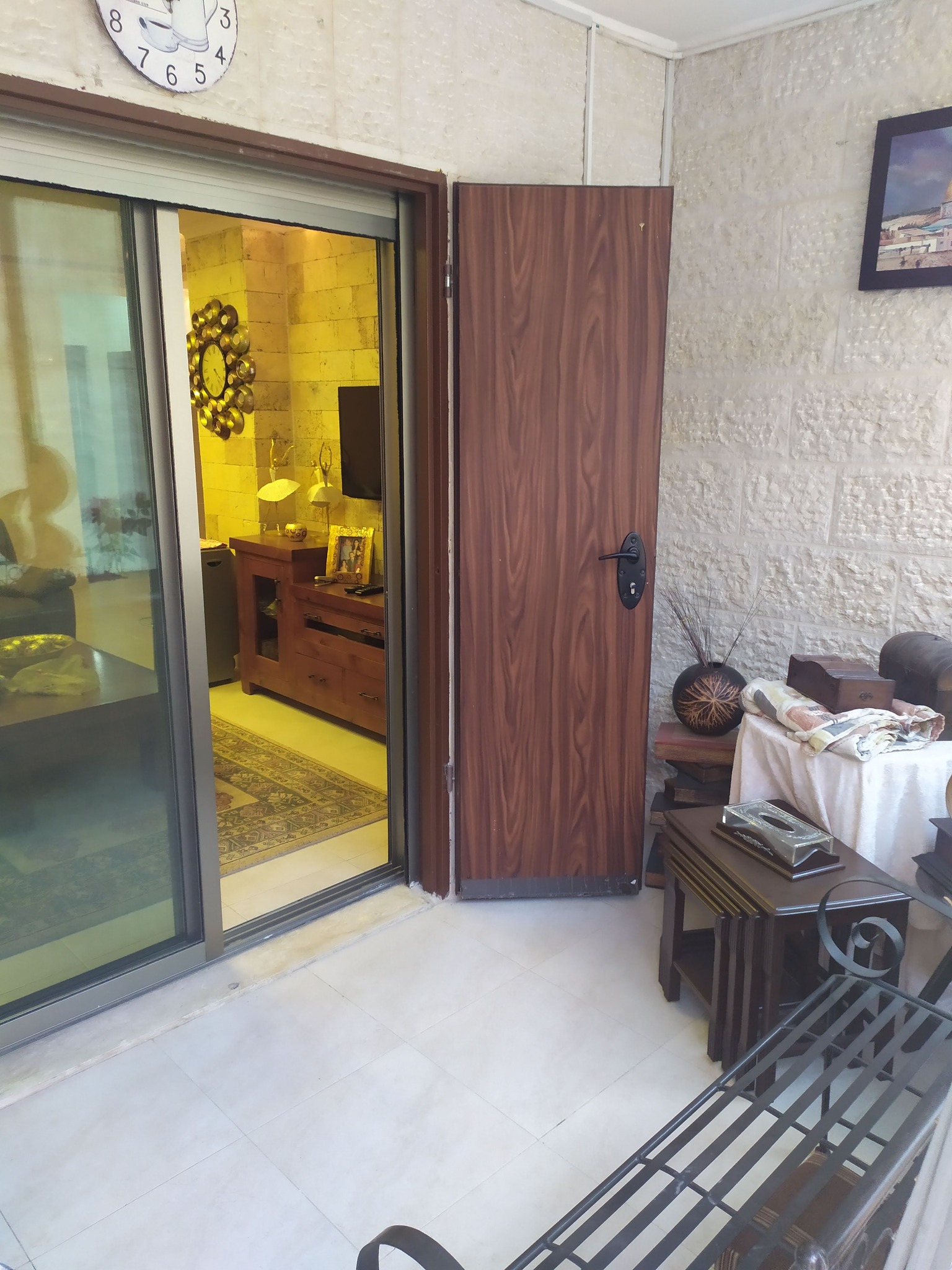 شقة مع ساحة خارجية  للبيع غير مفروشة للبيع