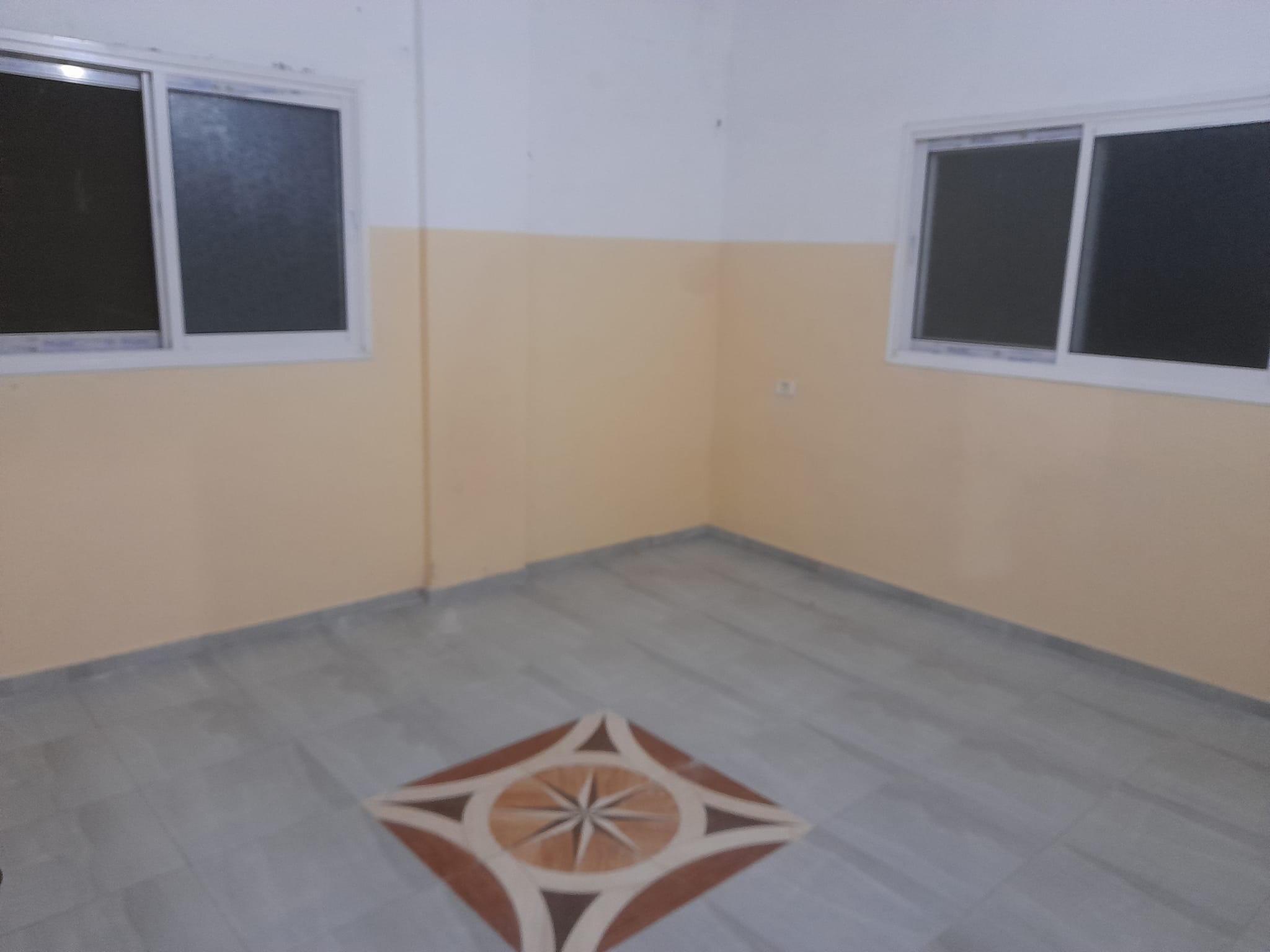 شقة للإيجار شرق الكلية الجامعية 