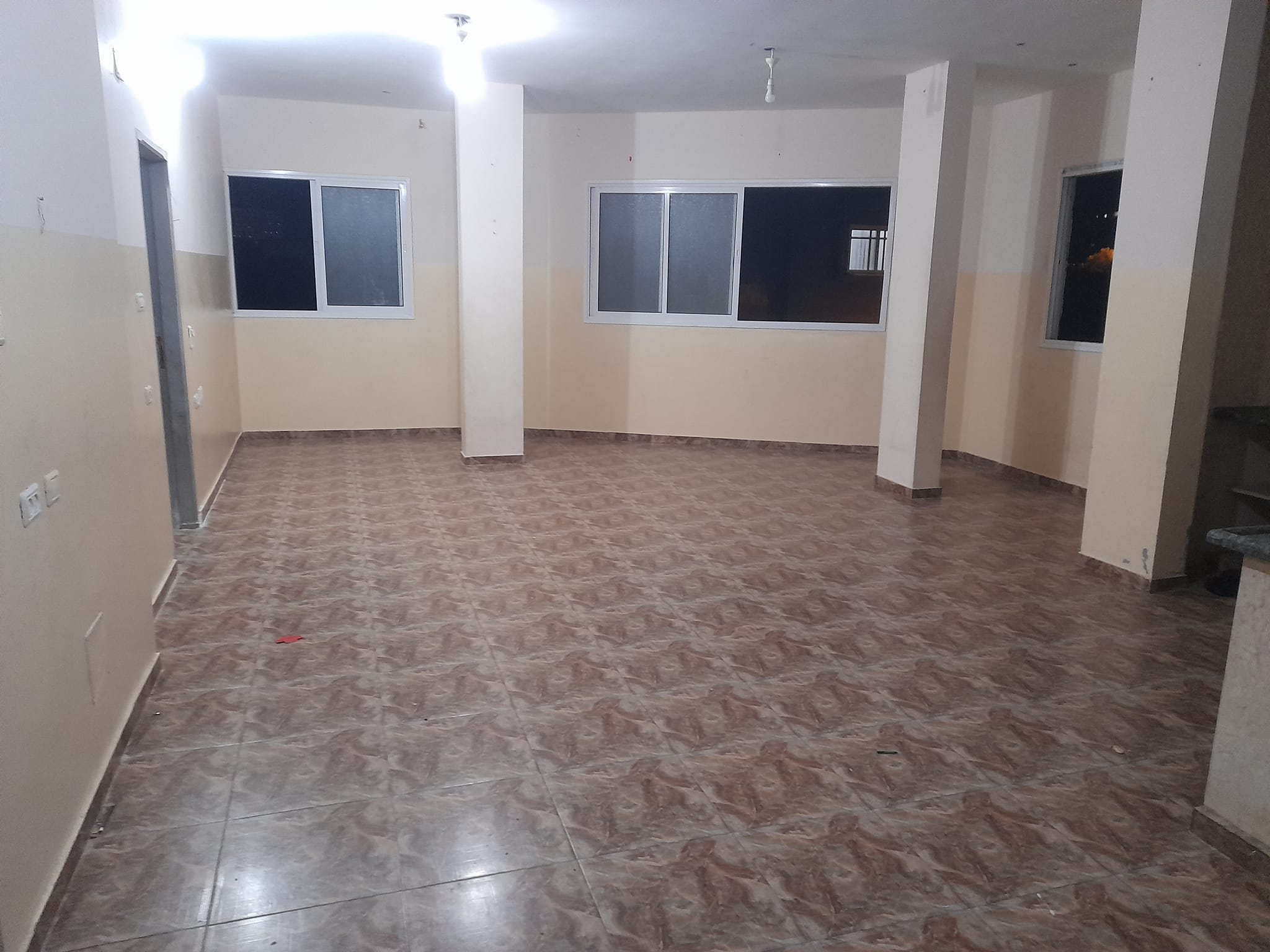 شقة للإيجار شرق الكلية الجامعية 