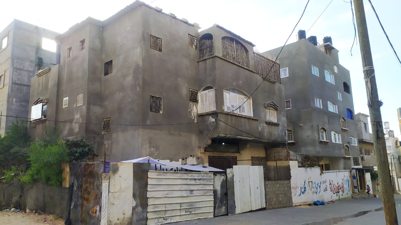 قطعه ارض مبنى عليها منزل للبيع