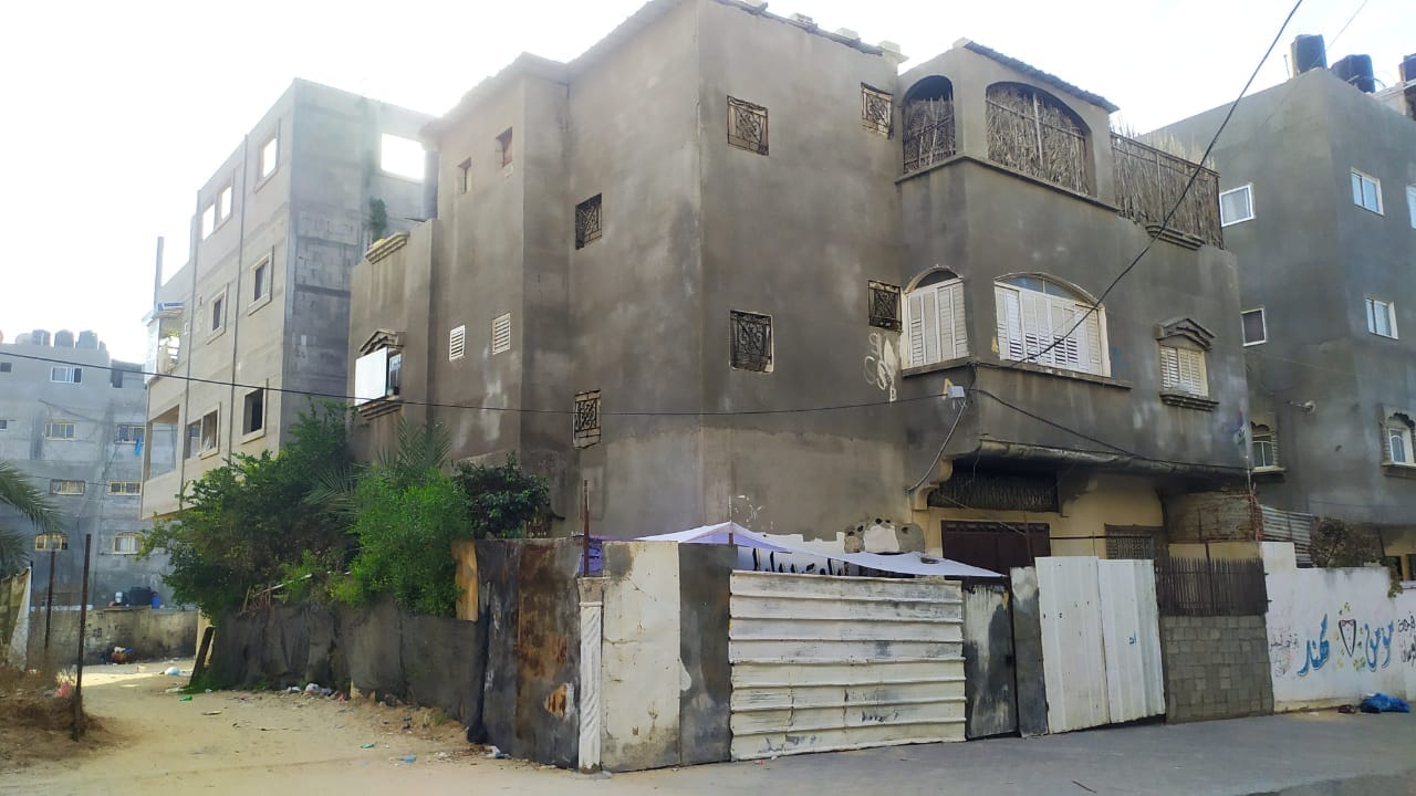 قطعه ارض مبنى عليها منزل للبيع