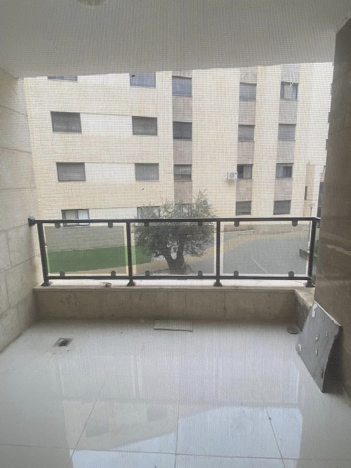 شقة للبيع مع حديقة 