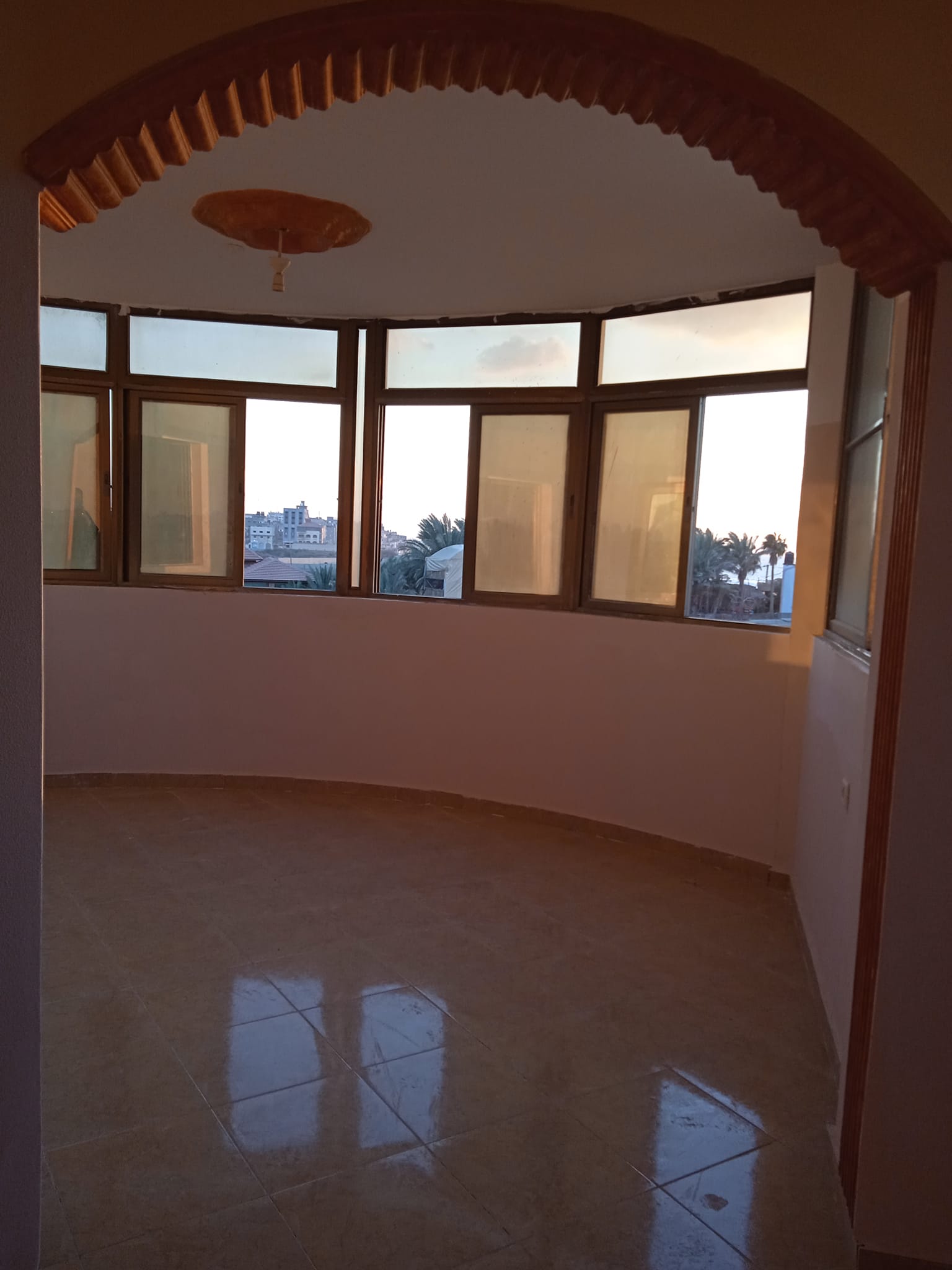 بيت للإيجار مطل على البحر