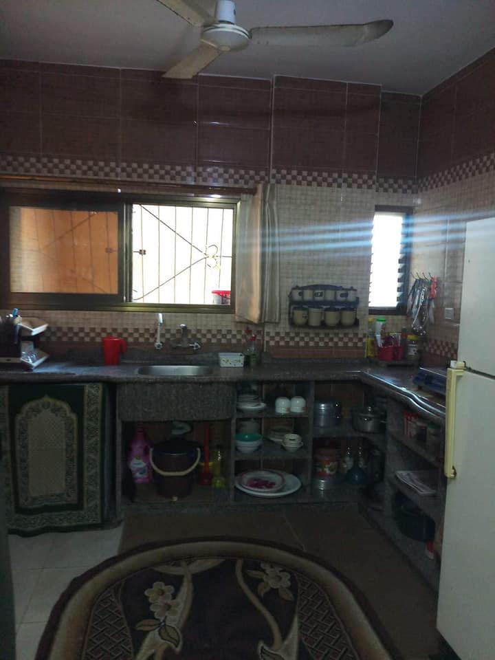 شقه للبيع قرب دوار الكرامة
