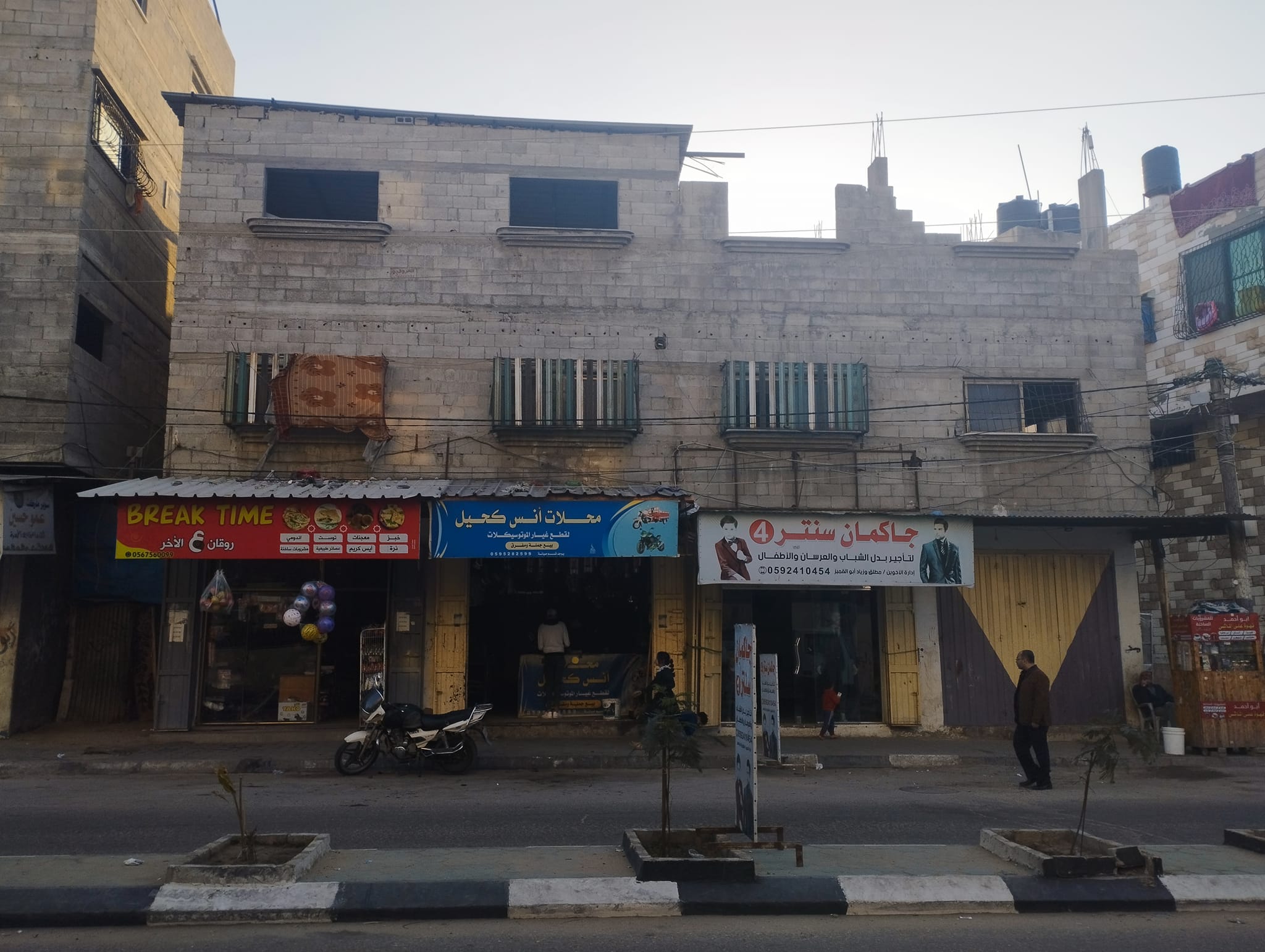 دار كاملة للبيع مقابل مستشفى الرنتيسي 