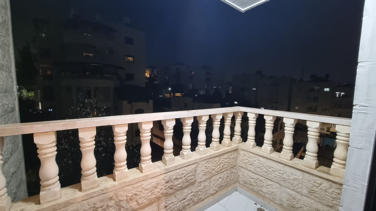 شقة جديدة للإيجار قرب مسجد عين منجد 