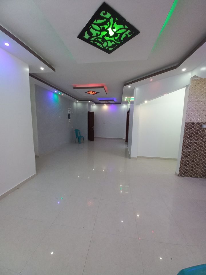 شقة للبيع بعمارة سكنية حديثة البناء 