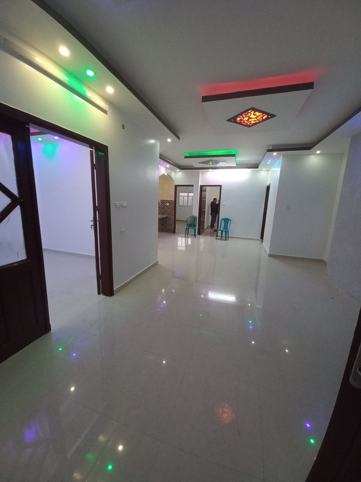 شقة للبيع بعمارة سكنية حديثة البناء 