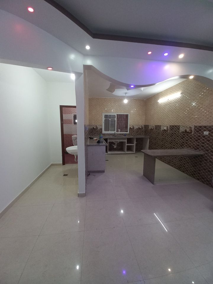 شقة للبيع بعمارة سكنية حديثة البناء 
