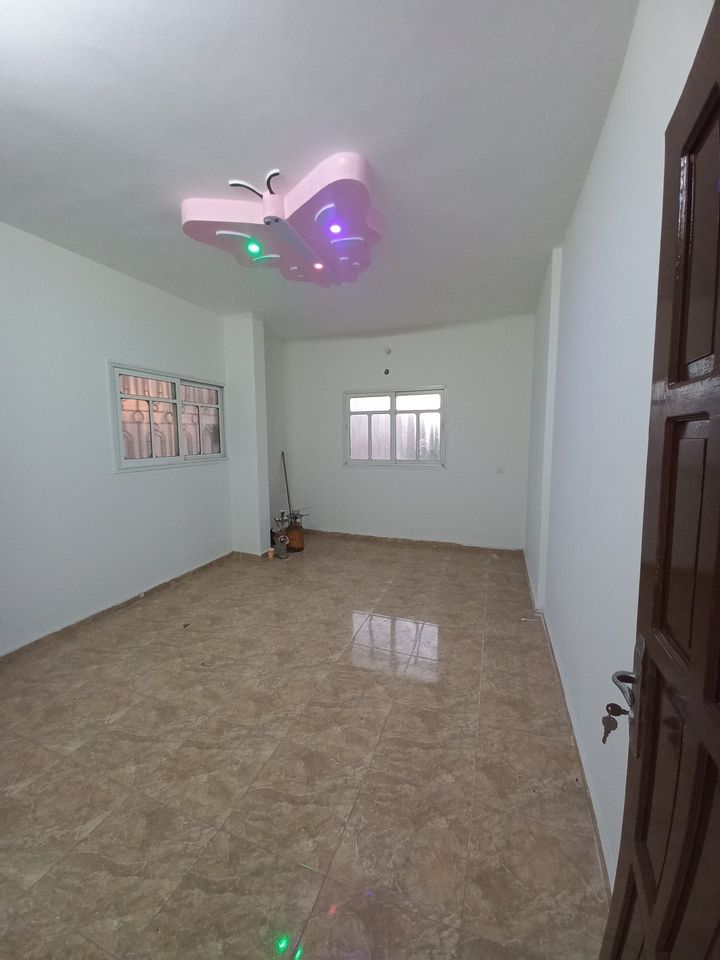شقة للبيع بعمارة سكنية حديثة البناء 
