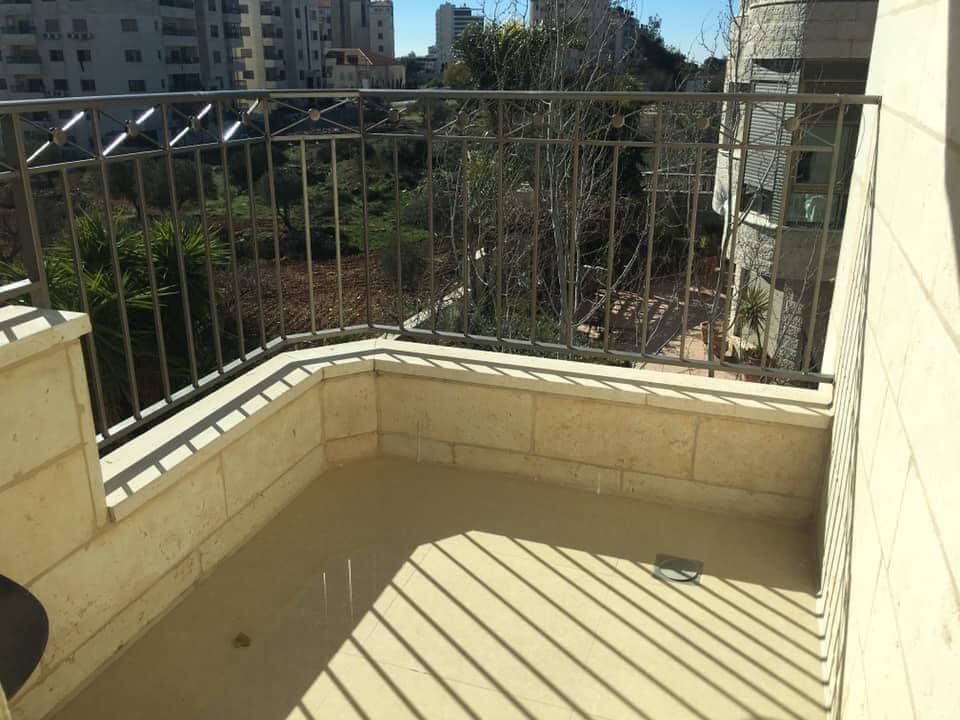 شقه فارغة للإيجار قرب مسجد الكوثر