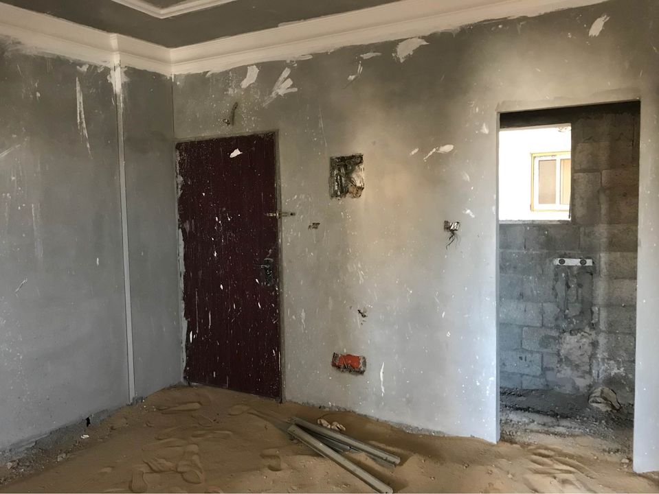 شقة عظم للبيع في عمارة المستقل