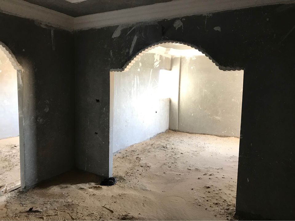 شقة عظم للبيع في عمارة المستقل