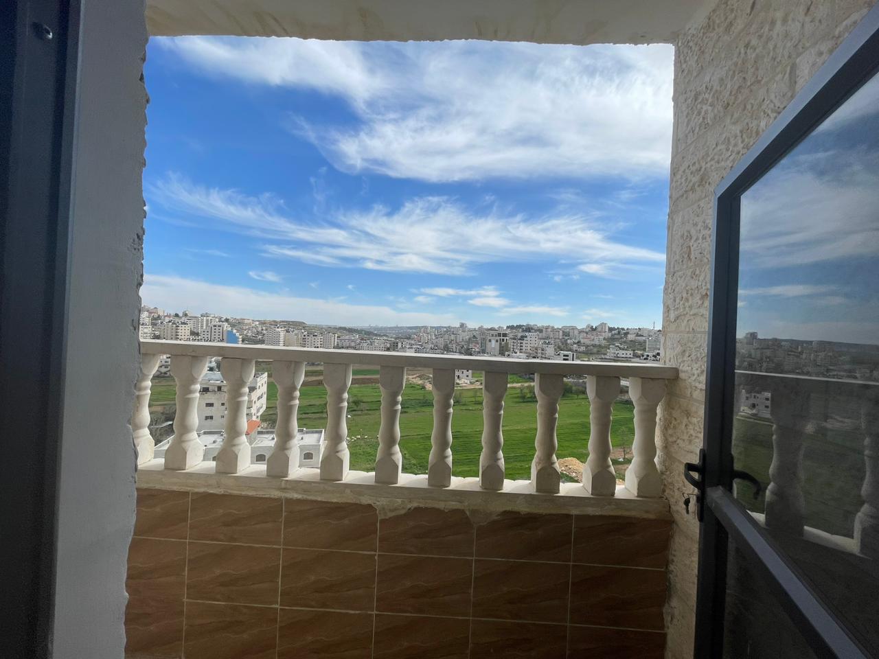 شقة للبيع قرب دوار المدارس