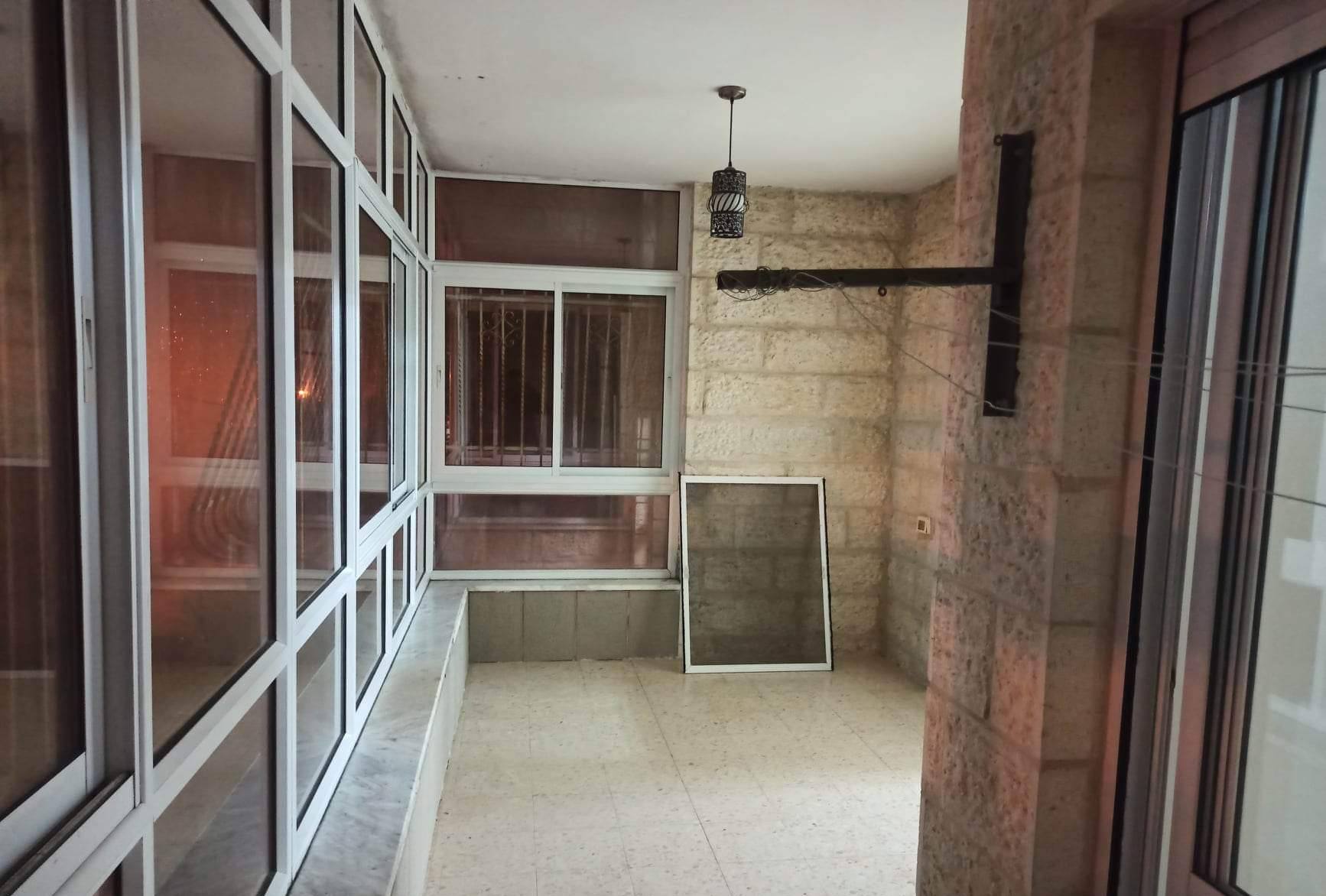 شقة غير مفروشة للإيجار بالقرب من مؤسسة ياسر عرفات