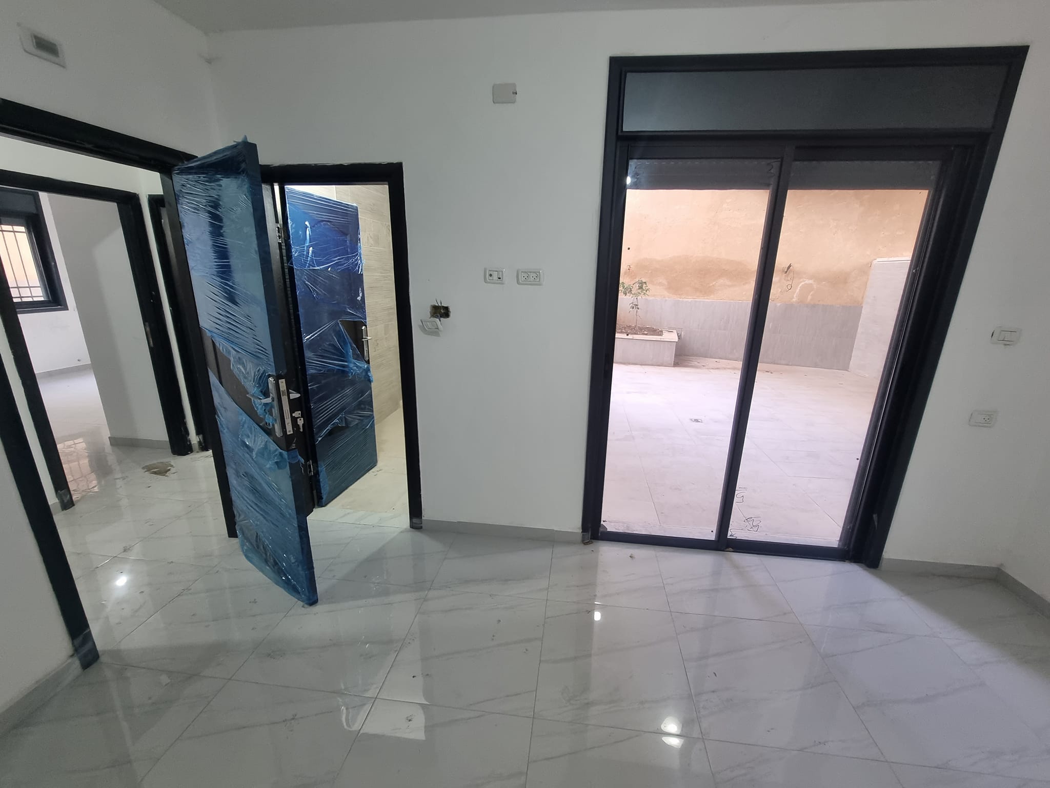 شقة مع ساحة للبيع