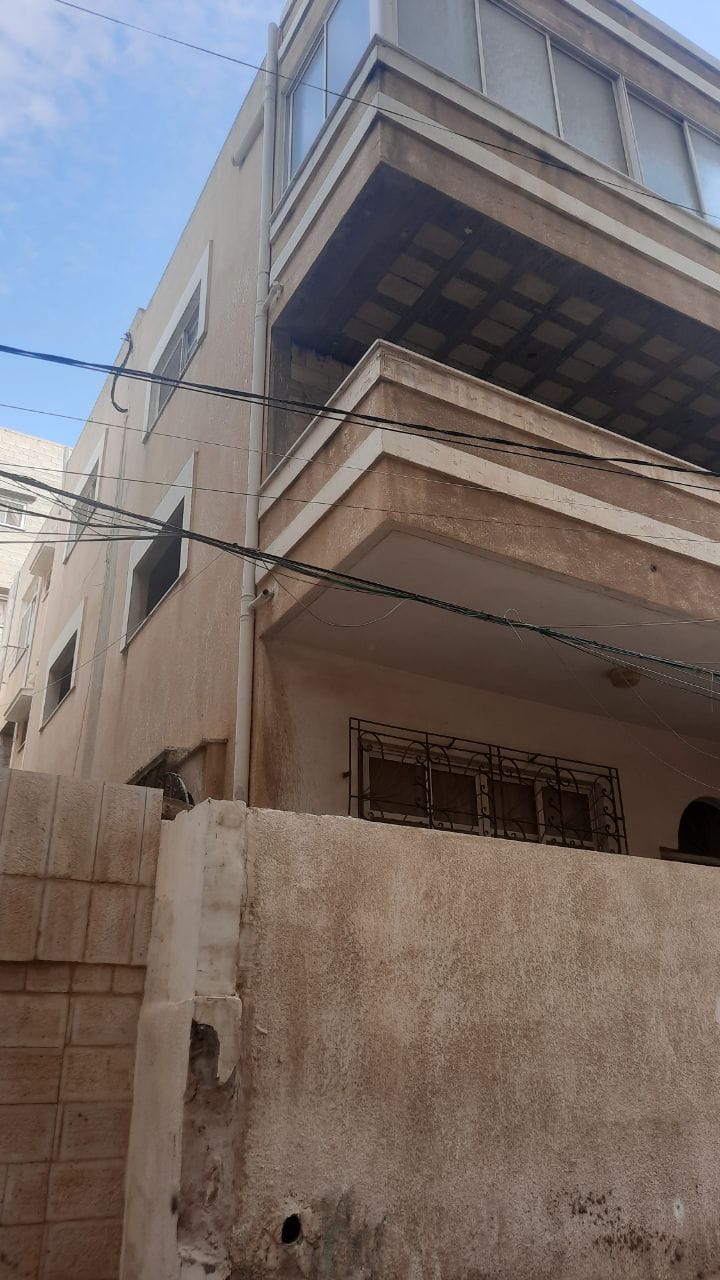 منزل للبيع بموقع حيوي ومميز