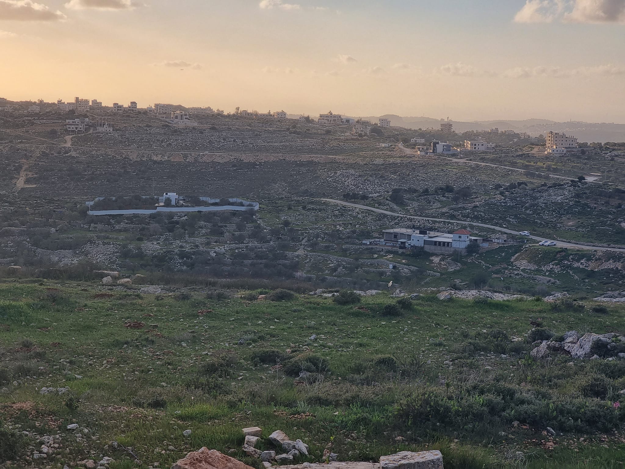 قطعة أرض بإطلالة رائعة للبيع