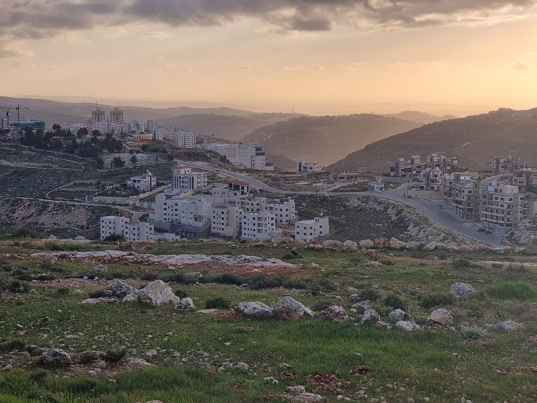 قطعة أرض بإطلالة رائعة للبيع