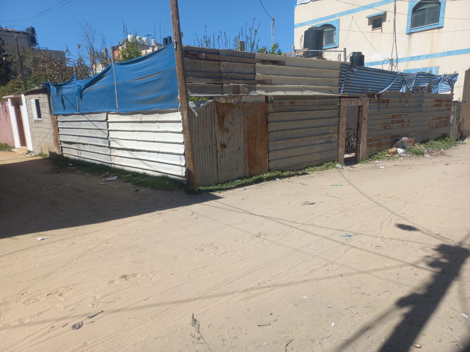 أرض بداخلها منزل للبيع بالقرب من مسجد بدر المعني