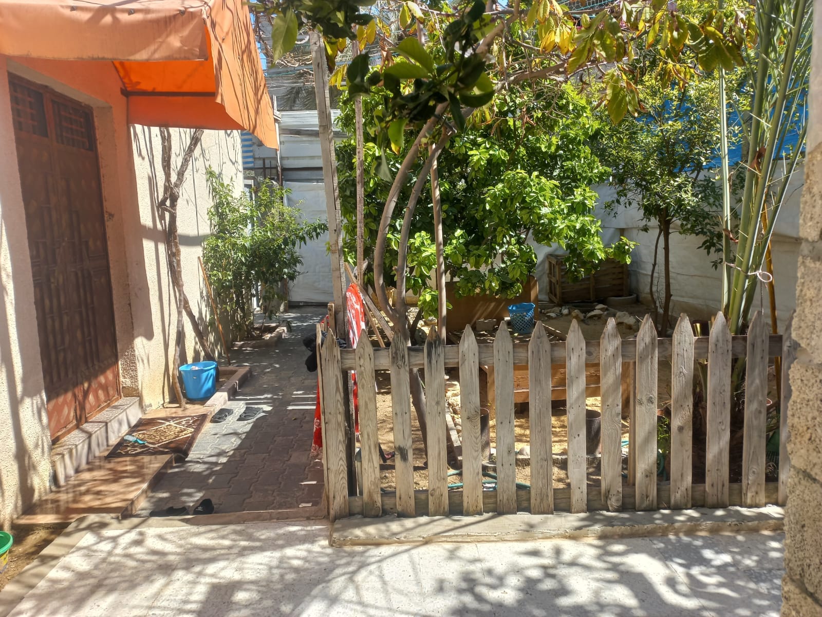 أرض بداخلها منزل للبيع بالقرب من مسجد بدر المعني