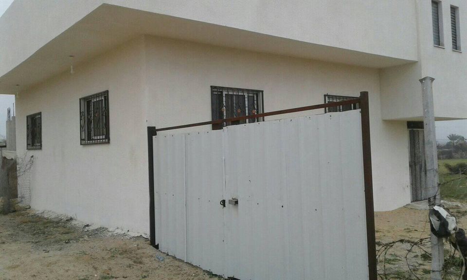 قطعة أرض مبني فيها دار جديدة للبيع