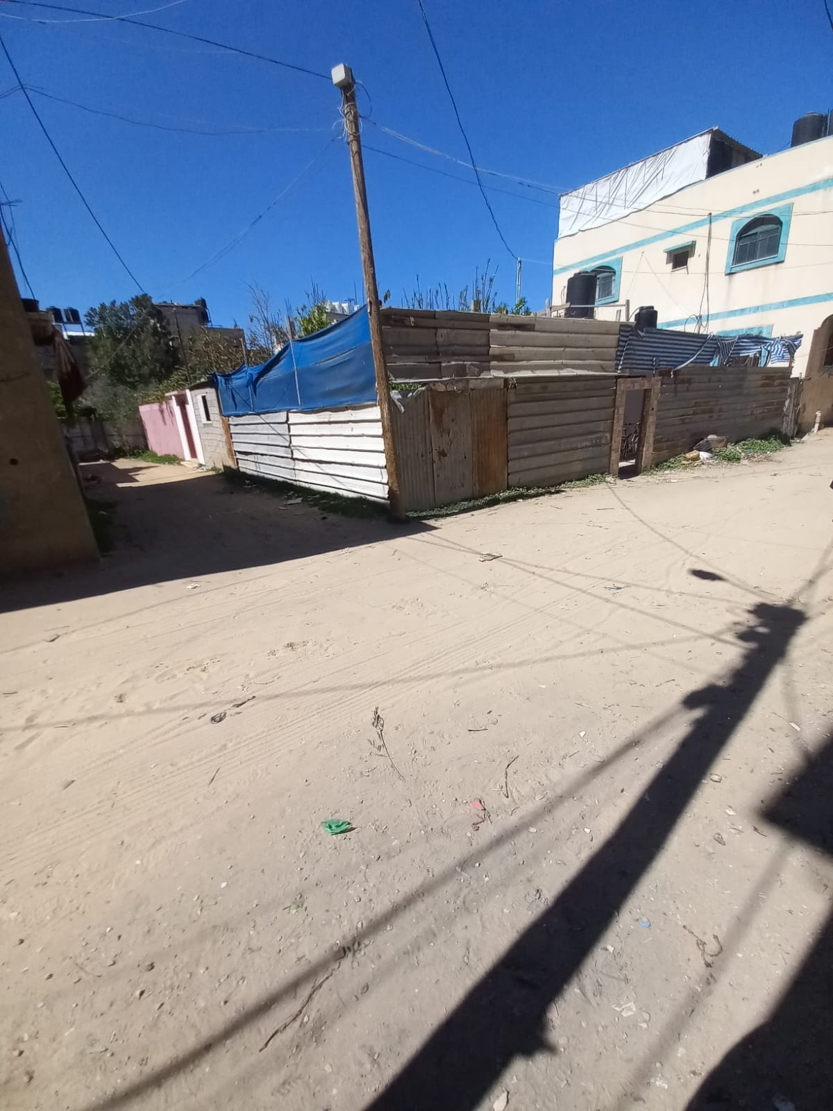 أرض بداخلها منزل للبيع بالقرب من مسجد بدر المعني
