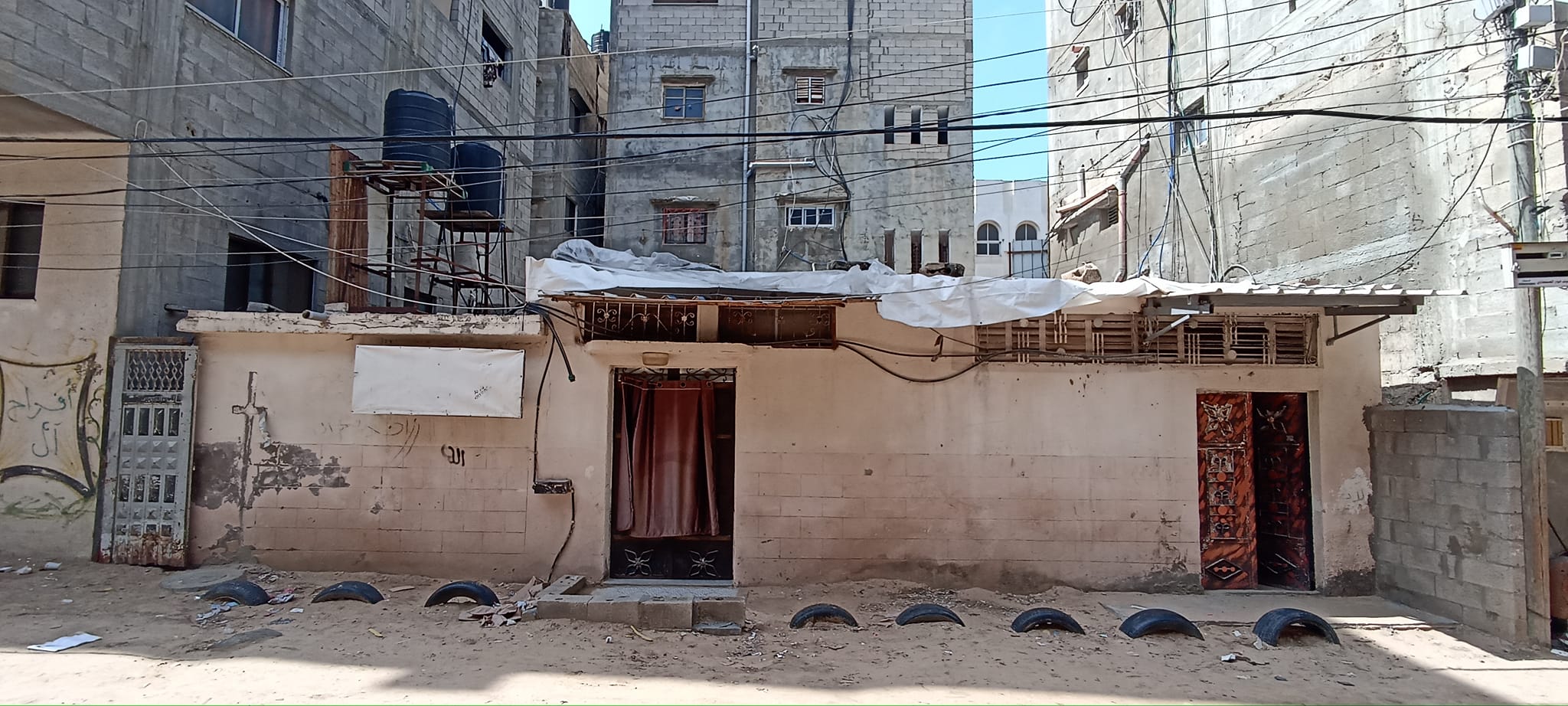 بيت اسبست بالقرب من حديقة نماء
