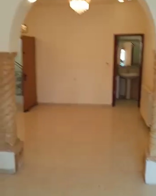 شقة فارغة للإيجار خلف فندق السيزر
