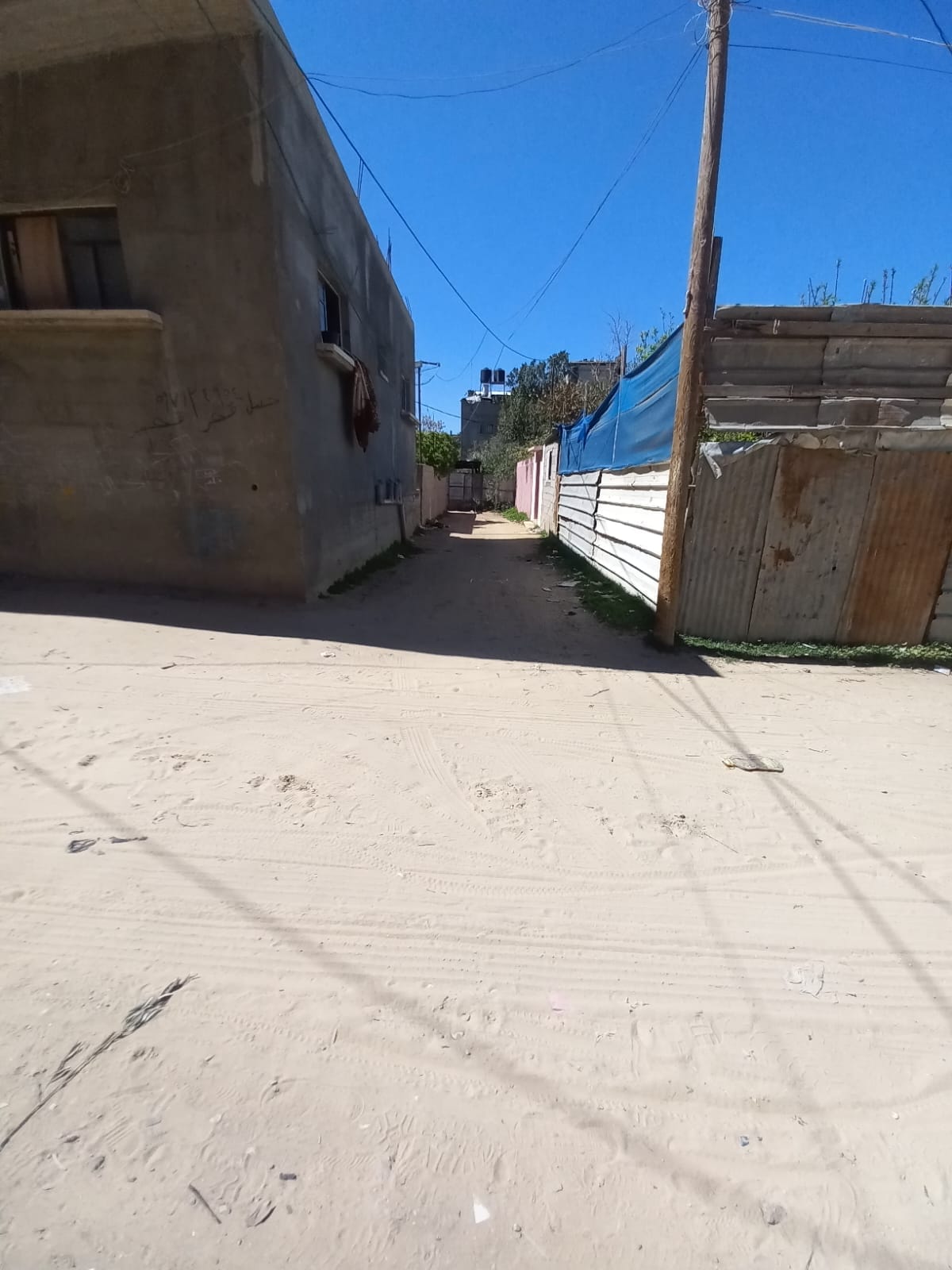 أرض بداخلها منزل للبيع بالقرب من مسجد بدر المعني