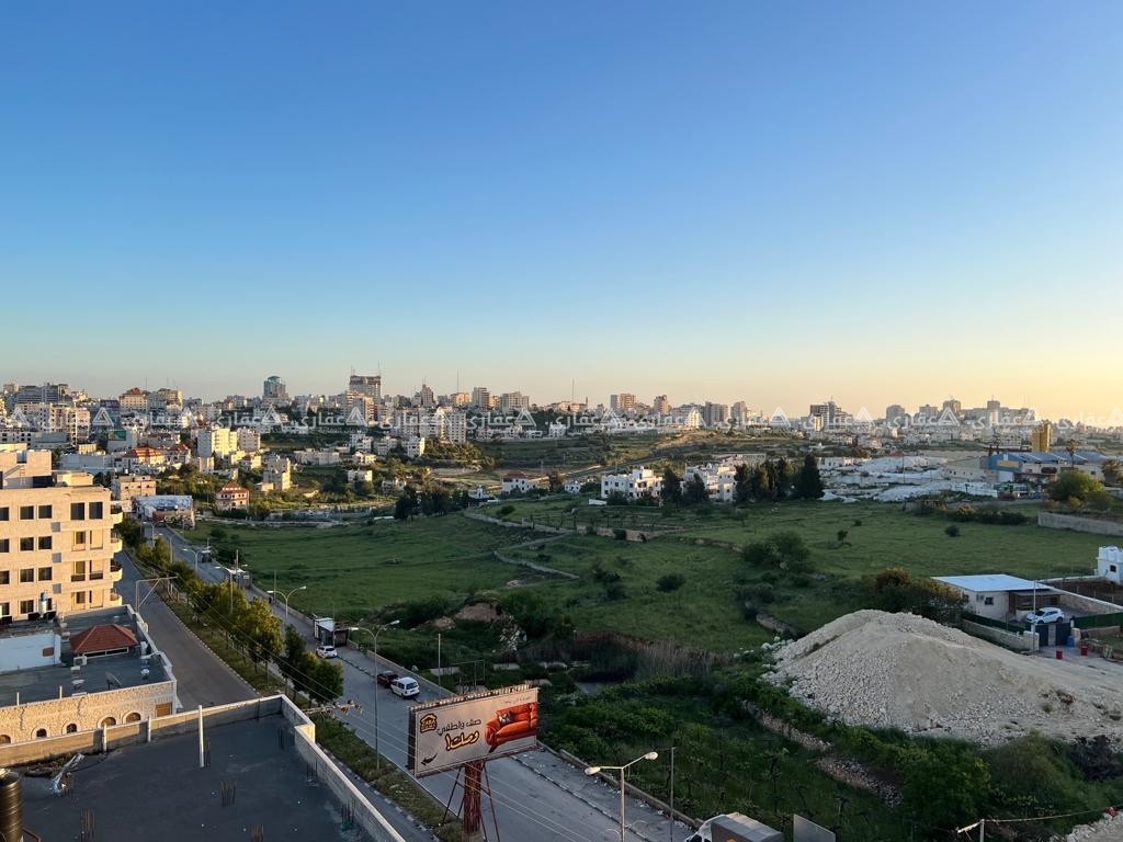 روف للبيع مع السطح وموقف خاص طابو، حلحول الشارع الرئيسي، بالقرب من مركز شرطة حلحول