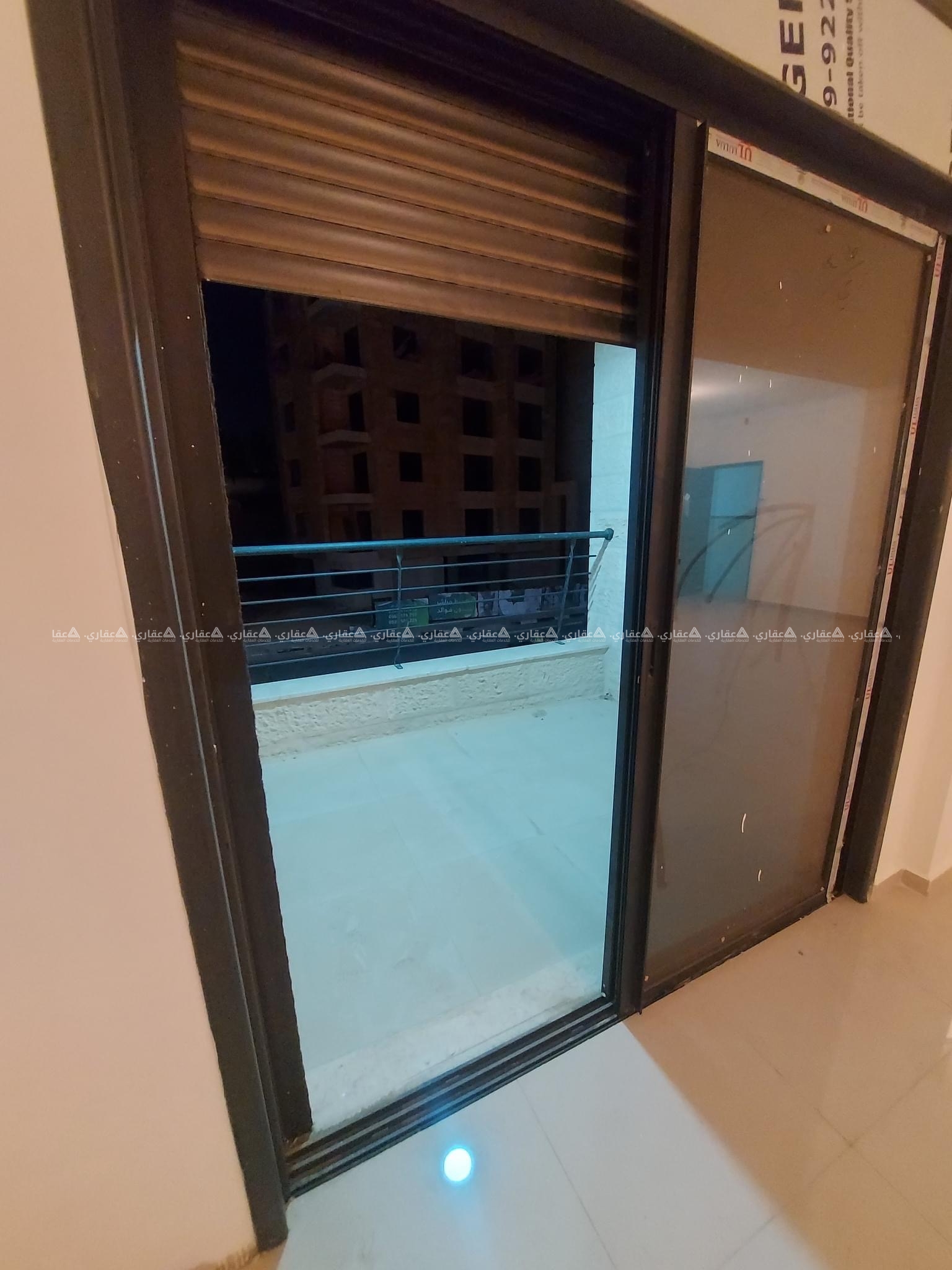شقة لم تسكن من قبل مقابل مجمع سكاي تورز .