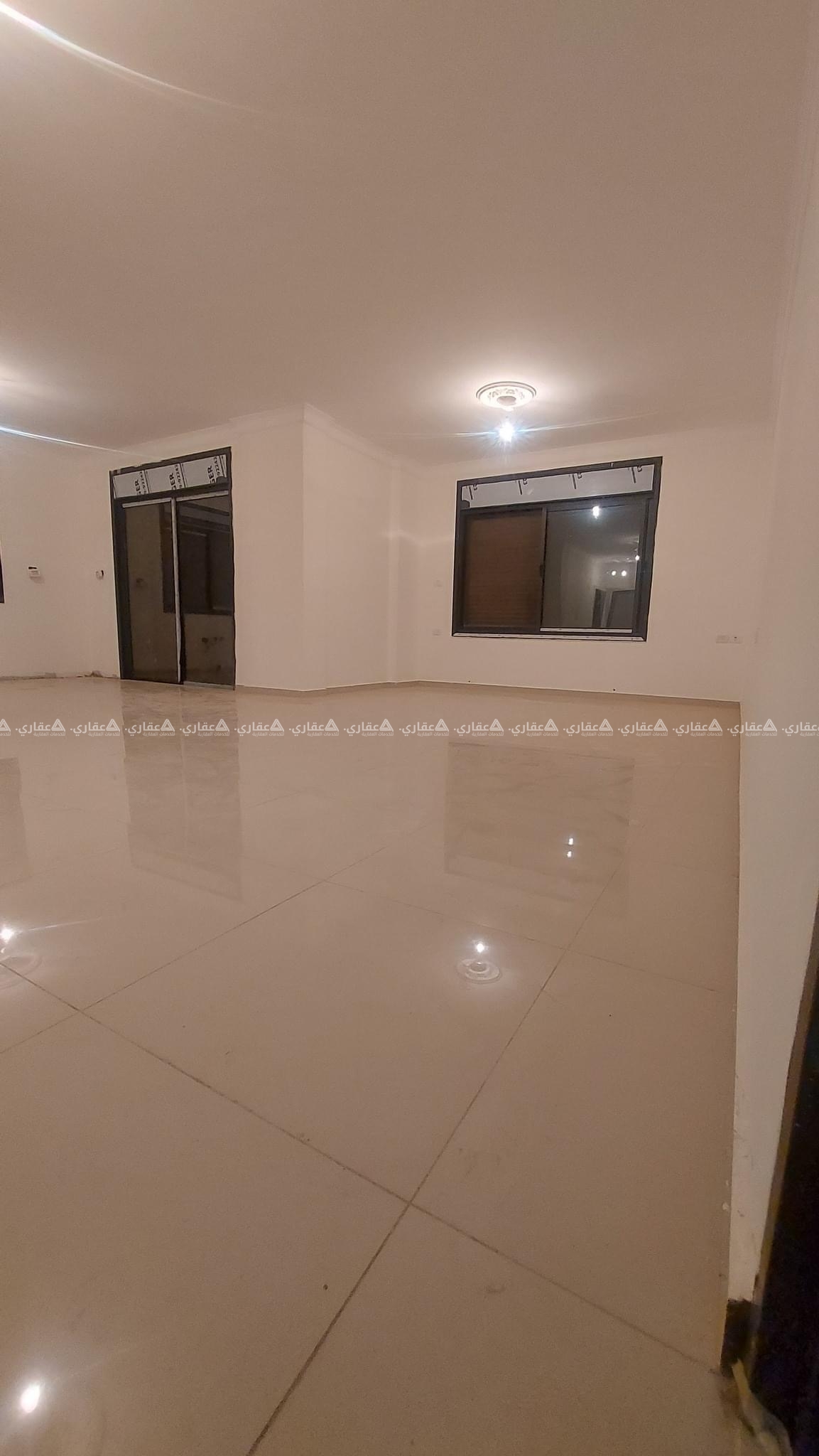 شقة لم تسكن من قبل مقابل مجمع سكاي تورز .