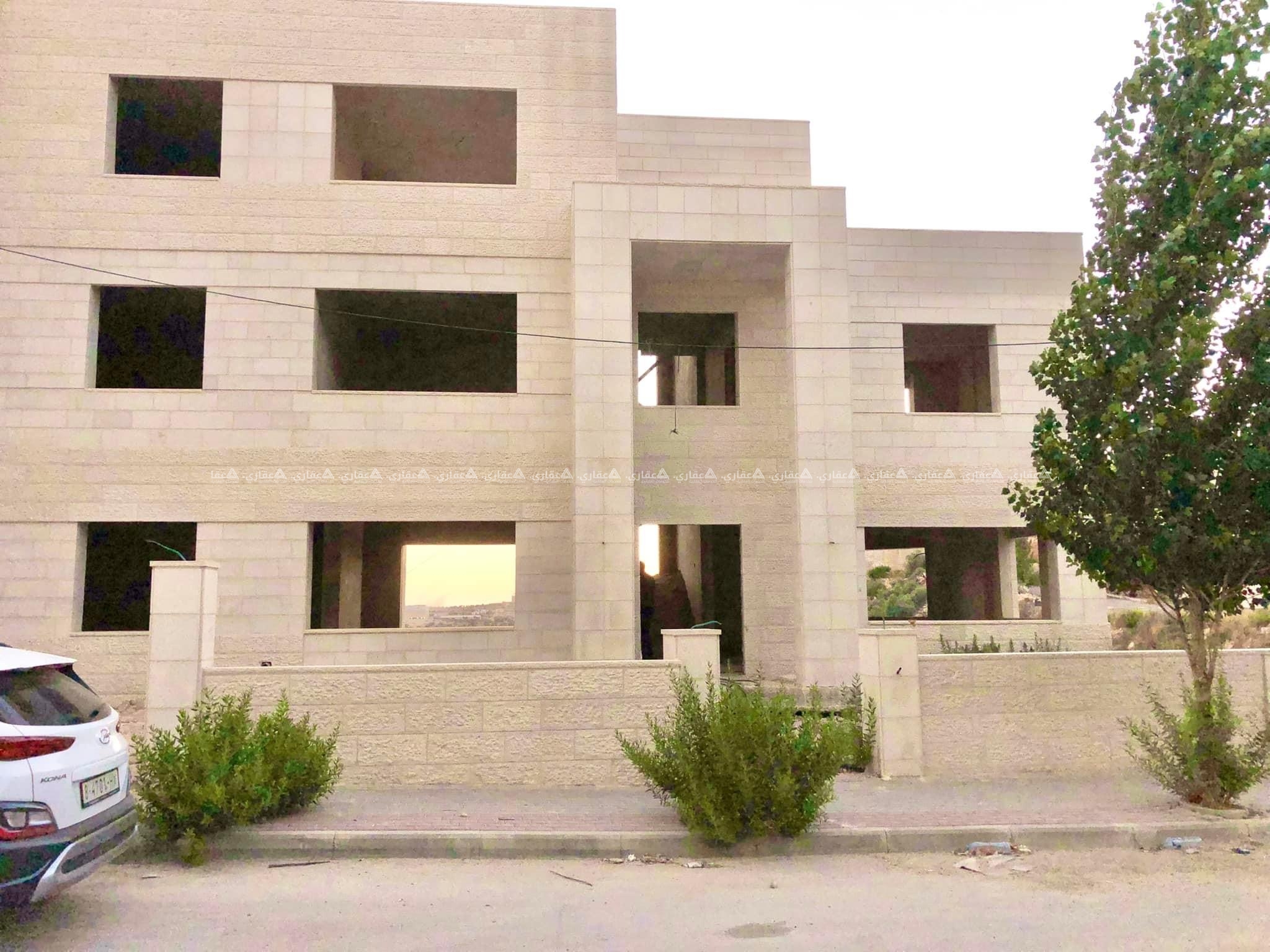 فيلا عظم للبيع مع حديقة