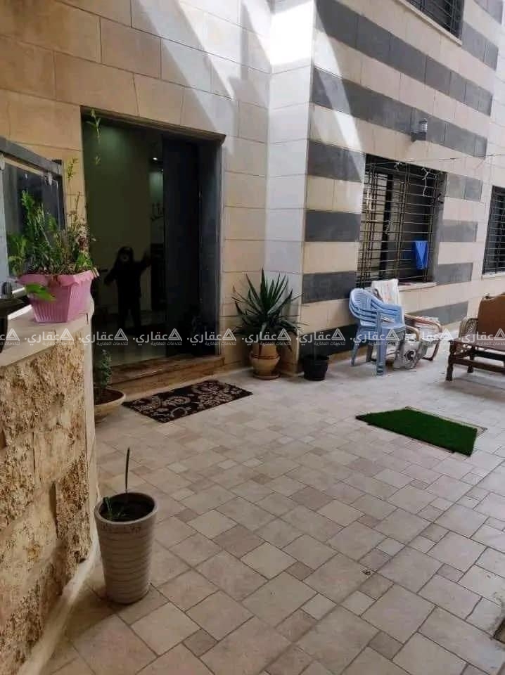 شقه  مع حديقه بالقرب وزاره العدل