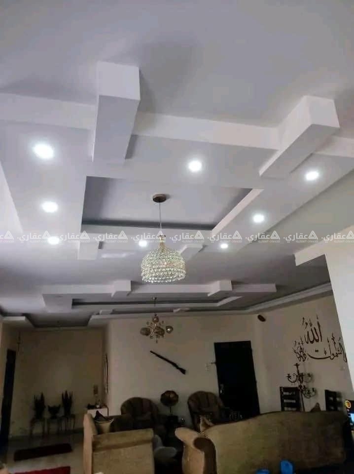 شقه  مع حديقه بالقرب وزاره العدل
